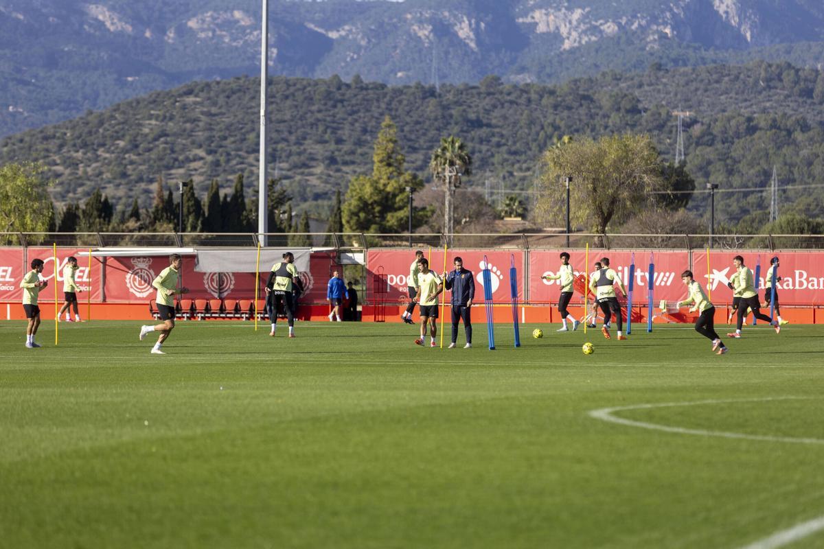 El Mallorca ha regresado este lunes a los entrenamientos tras las vacaciones de Navidad, sesión que se ha realizado en Son Bibiloni