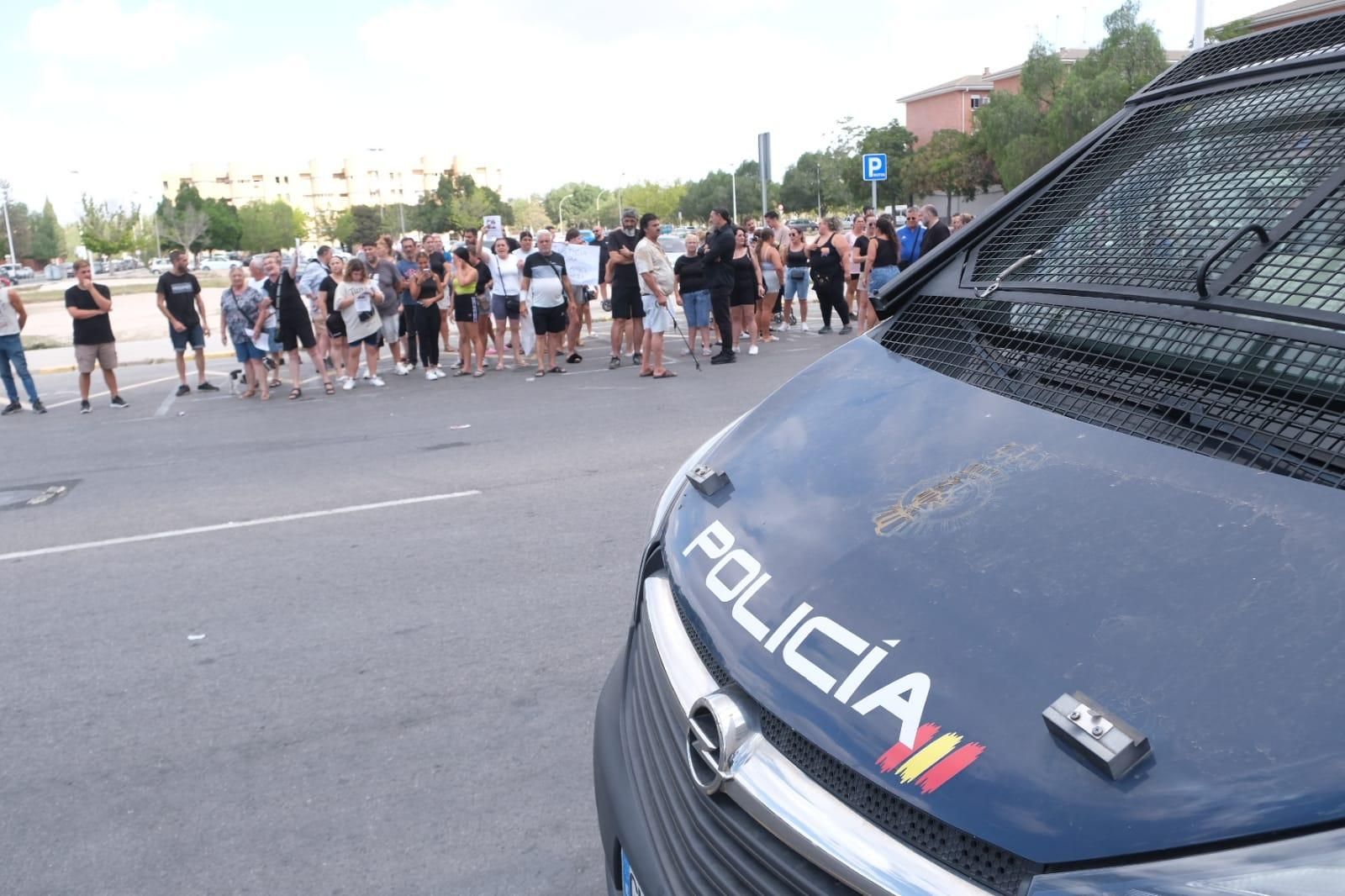 Protesta en los juzgados de Elche por la muerte de un detenido en Comisaría
