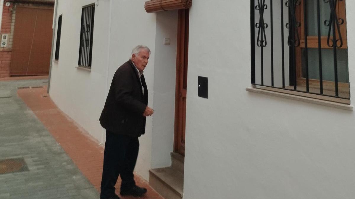 L'home protagonista de la història, davant la seua casa, a Potries
