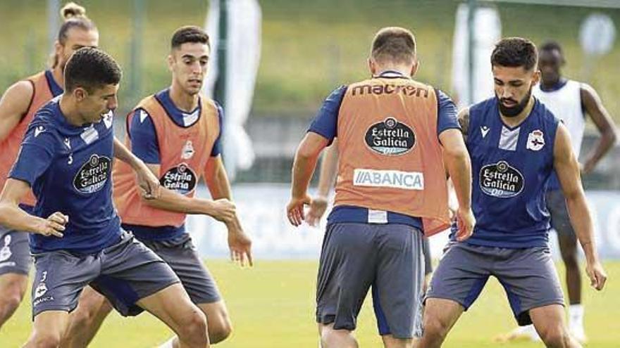 Juan Rodríguez y Peru Nolaskoain presionan a Emre Çolak durante la sesión de ayer.