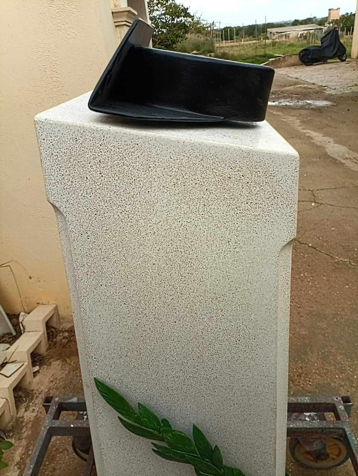 Detalle de la escultura en recuerdo a los dos guardias civiles asesinados por ETA en Palmanova