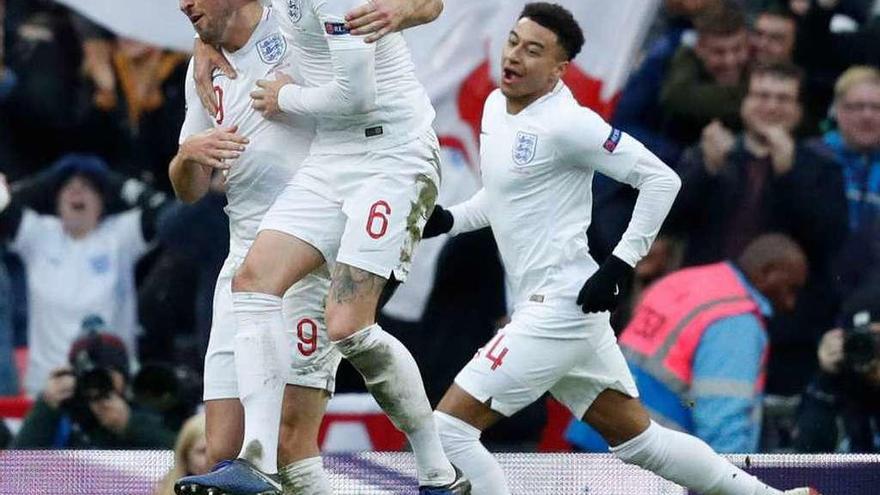 Harry Kane, con el dorsal número nueve, felicitado por sus compañeros tras marcar el gol de la victoria.