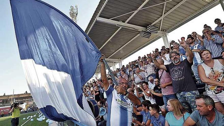 Aficionados del AtlÃ©tico Baleares animan a su equipo en un partido disputado en Son Malferit.