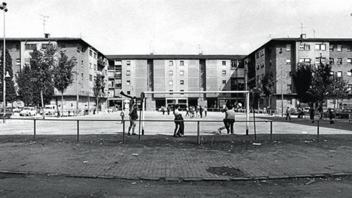 Un grupo de niños juega en el campo de fútbol en medio del barrio del Congrés, en la década de los 60.