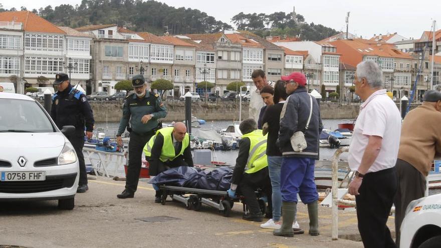 El cuerpo del marinero fallecido. // A. Villar