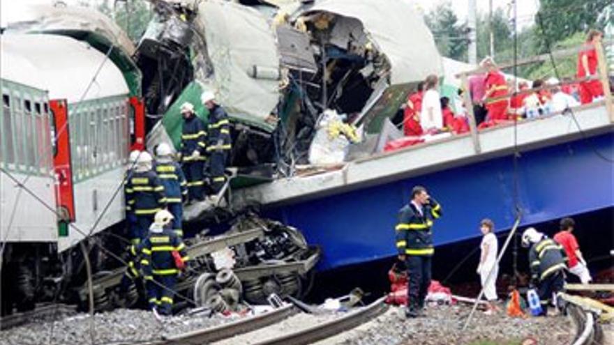 Al menos 10 muertos y 100 heridos en un accidente de tren en República Checa