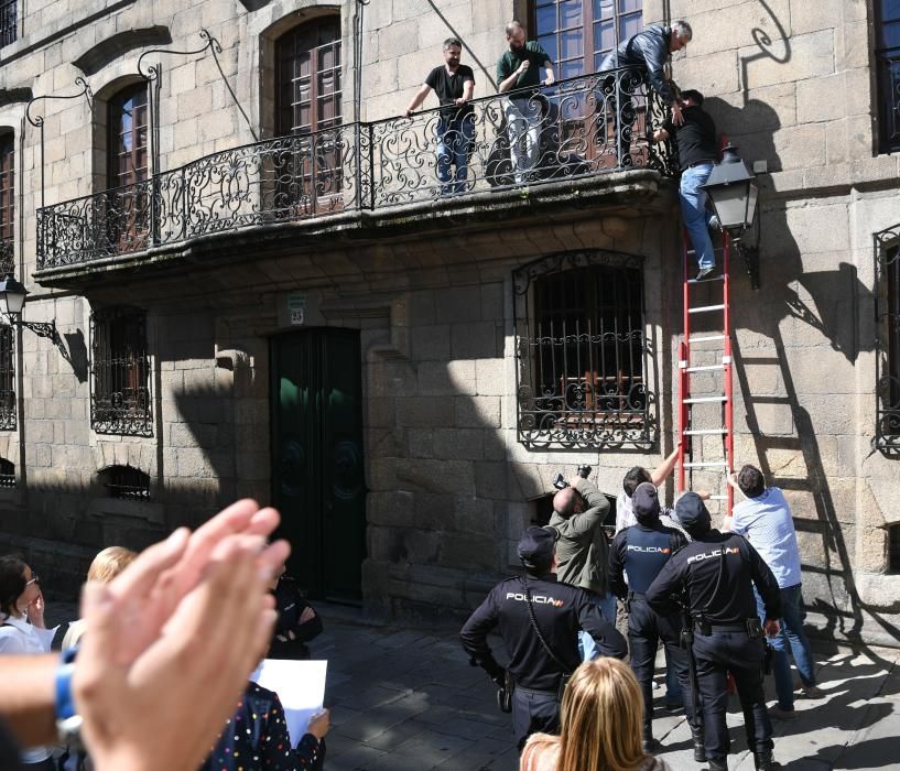 La pancarta 'Que nos devolvan o roubado' fue requisada por la Policía Nacional.