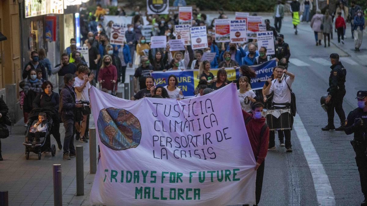 Más de 200 jóvenes se manifiestan por el cambio climático en Palma