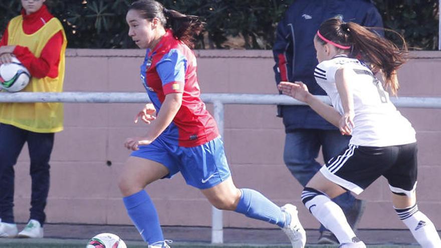 Charlyn Corral y Naiara Beristain, en un lance del Derbi