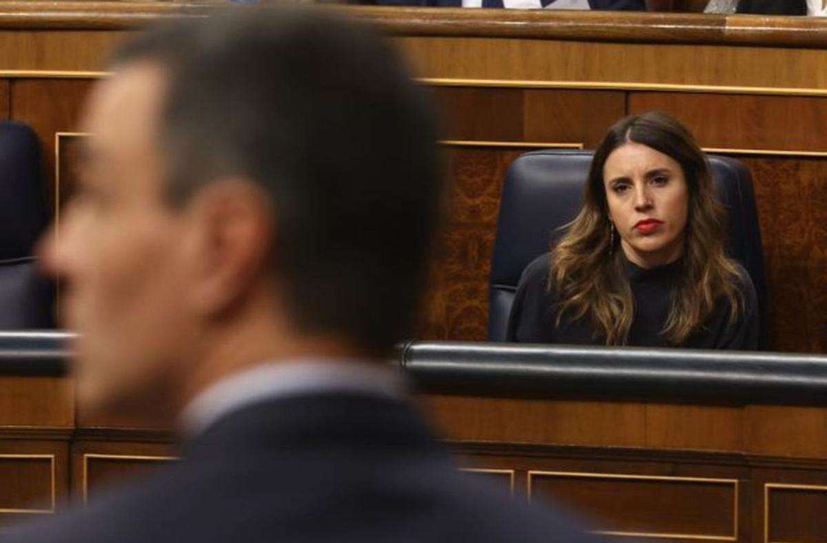 La ministra Irene Montero observa al presidente del Gobierno, Pedro Sánchez, en el Congreso. | INFORMACIÓN