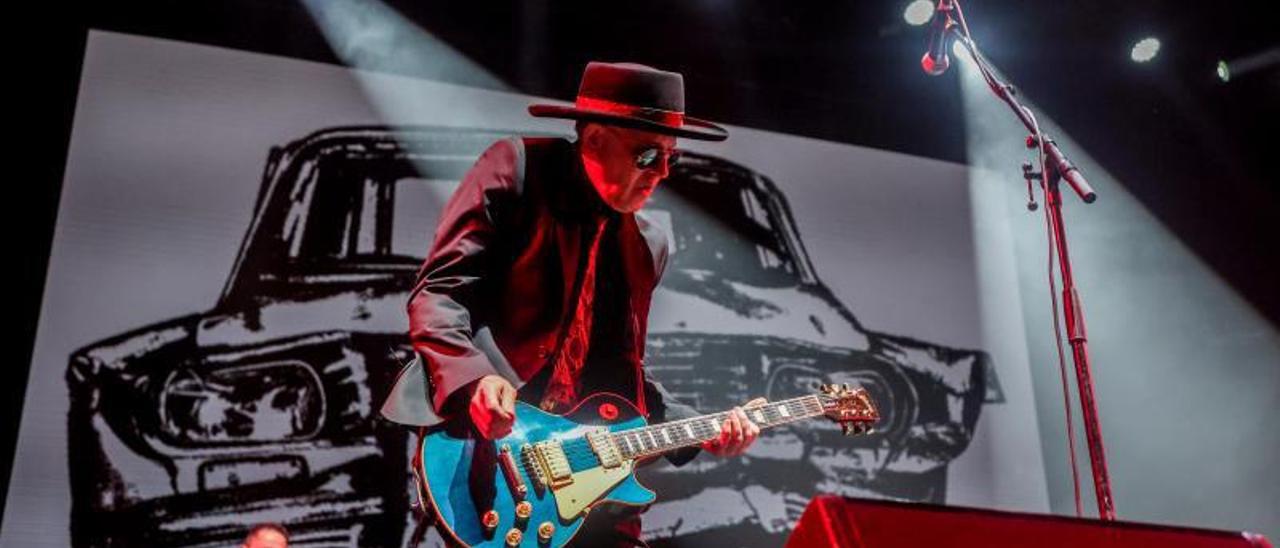 Julián Hernández, durante el primero de los conciertos de despedida de Siniestro Total.  / MIGUEL OSÉS