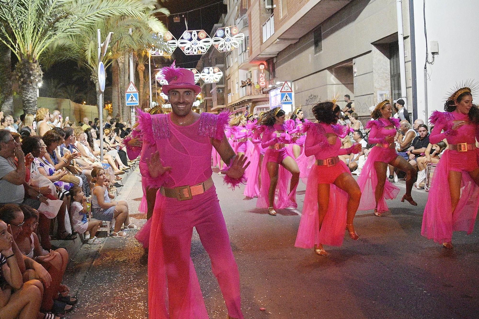 Derroche de musica y color en Santa Pola