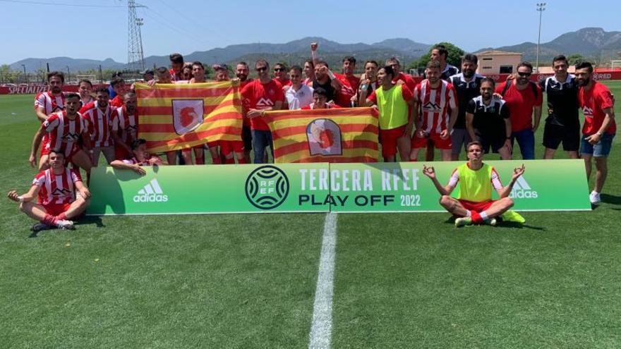 La plantilla del Manacor celebra el pase a la final el pasado domingo en Son Bibiloni. | J. V.