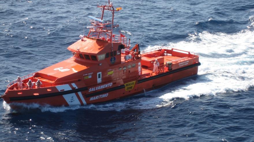 Salvamento Marítimo rescata una patera con 53 personas cerca de Lanzarote