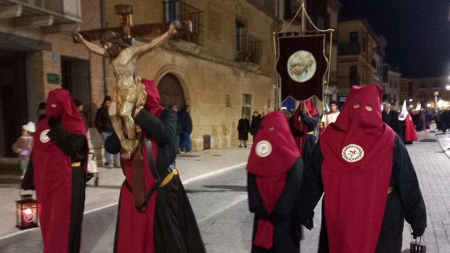 Toro reprime su dolor para consolar al Santísimo Cristo de la Misericordia