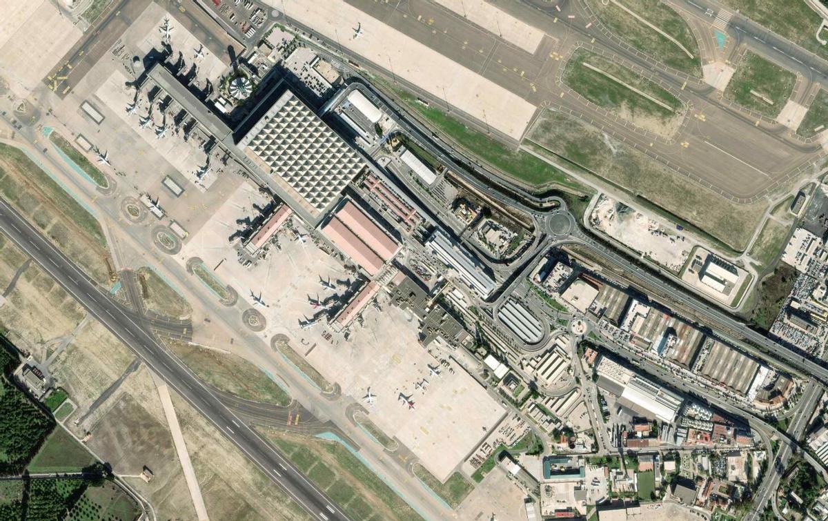 Vista del aeropuerto de Málaga desde el aire. T1 T2 T3