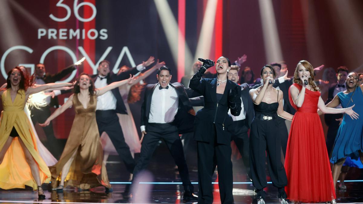 La gala de los Premios Goya empezó con una actuación musical.
