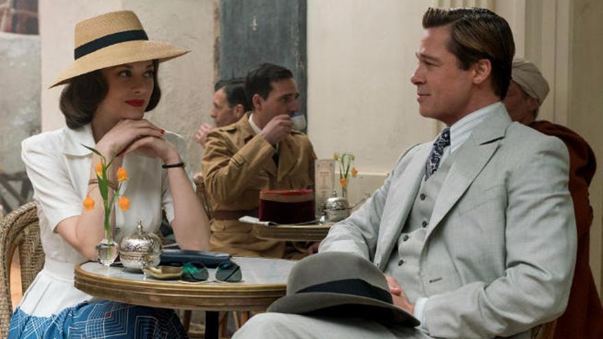 Los actores Marion Cotillard y Brad Pitt, en el set de rodaje de &#039;Allied&#039;.