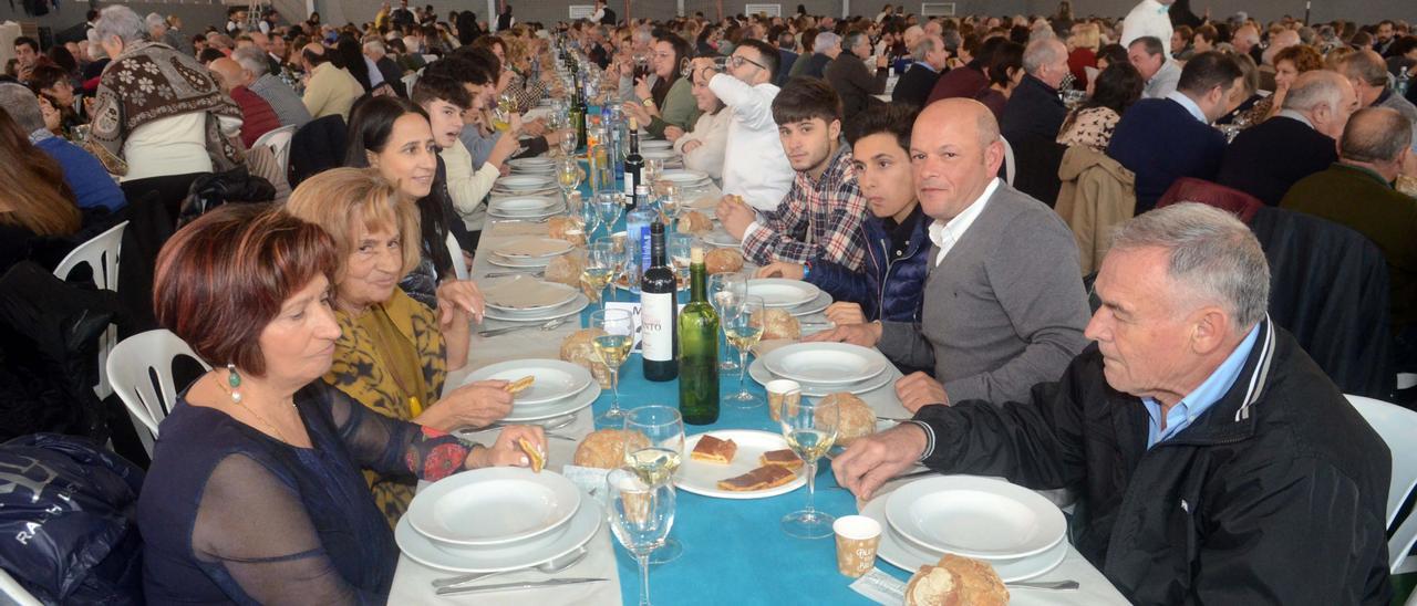 La multitudinaria comida celebrada en Meaño, ayer.   | // NOÉ PARGA