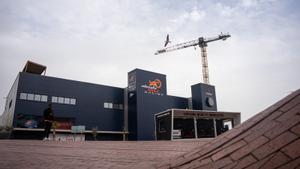 La base del equipo suizo de la Copa América de vela, Alinghi Red Bull Racing, frente a la plaza de los montículos que conecta con el Maremagnum.