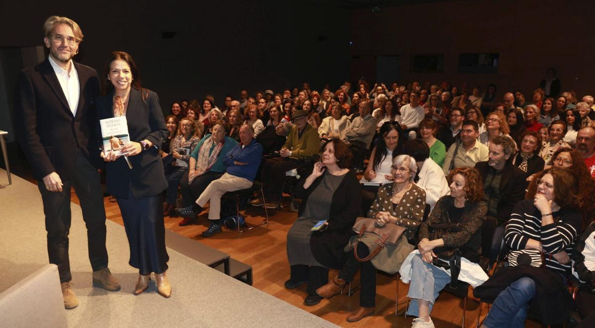 Máximo Huerta y Nuria Sáinz, ante el público asistente a la sala de conferencias del Museo Marco. | JOSÉ LORES