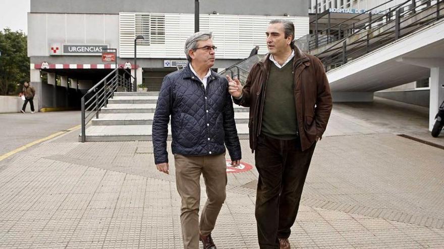 Mariano Marín -a la izquierda- y Carlos Suárez, ante la antigua entrada del Hospital de Cabueñes.