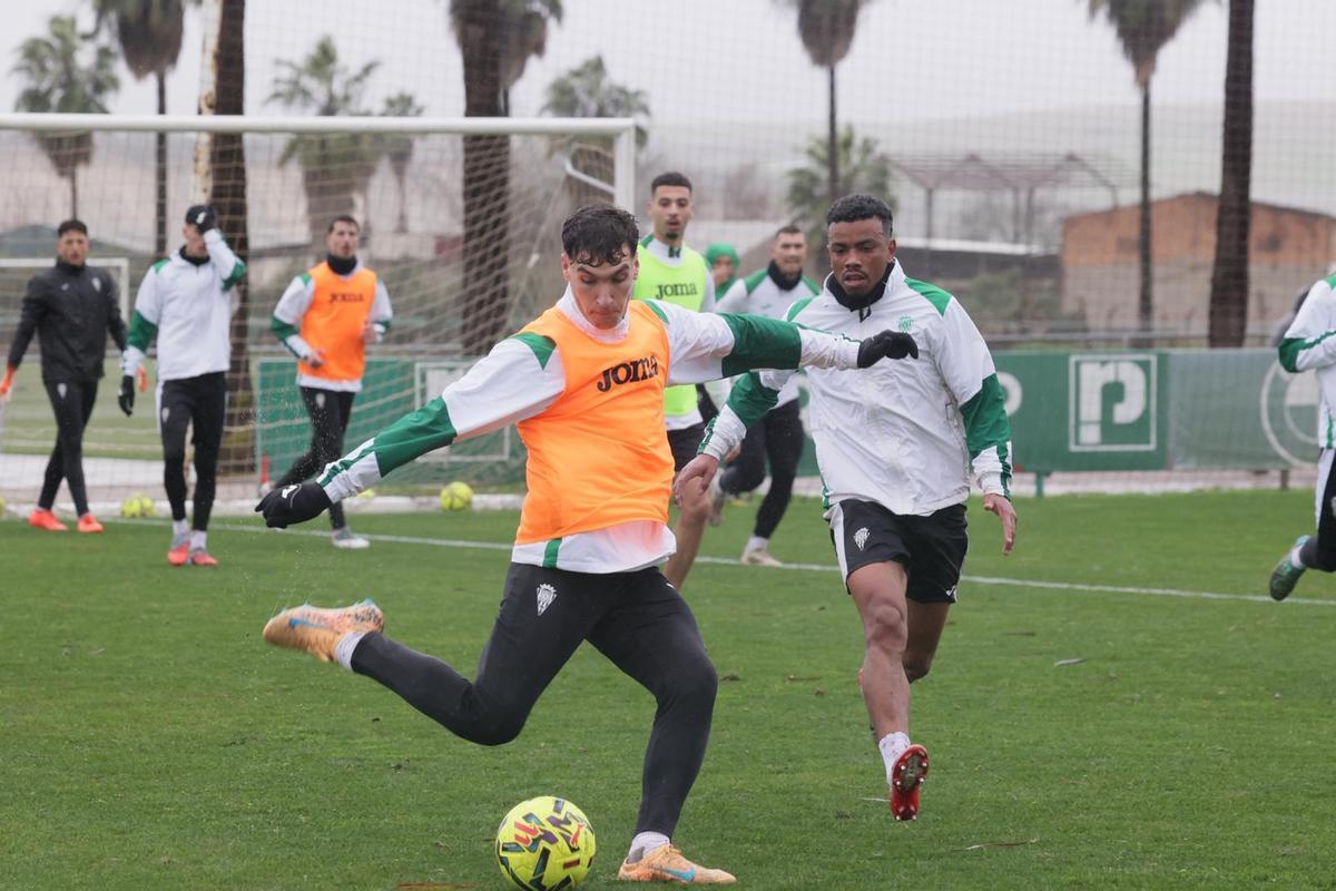 Diego Percan dispara durante uno de los partidillos del entrenamiento del Córdoba CF, este miércoles.
