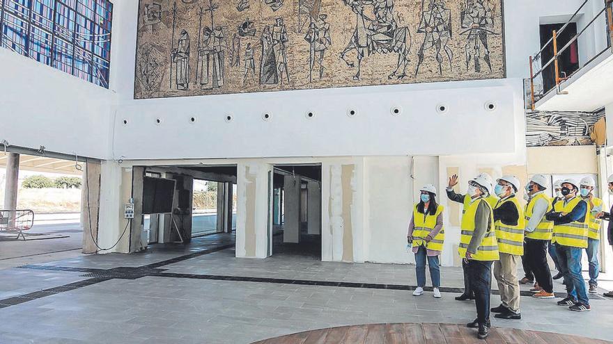 Participantes, el martes, en la visita de autoridades y cargos públicos en el vestíbulo de la estación de ferrocarril.