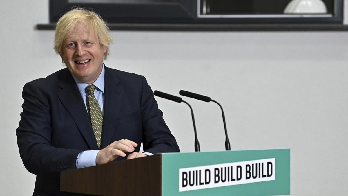 El primer ministro británico, Boris Johnson, en la presentación del plan económico en Dudley (Inglaterra).