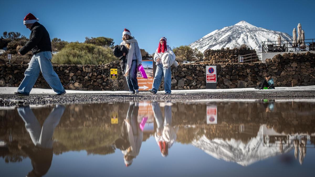 El reflejo del Teide en un aparcmaiwnto sin vehículos.
