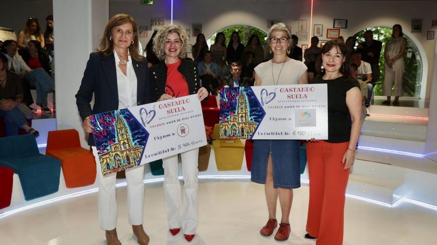Por la izquierda, Conchita Méndez, Mary Paz Hermida, Neus Verdú y María José Ardura, con los cheques entregados. | IRMA COLLÍN