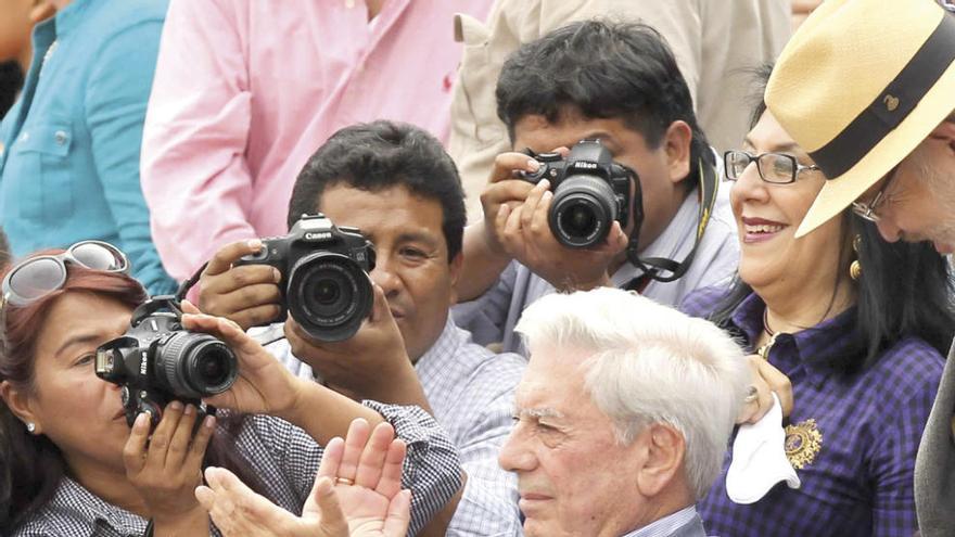 Mario Vargas Llosa es fotografiado en un acto. // Efe