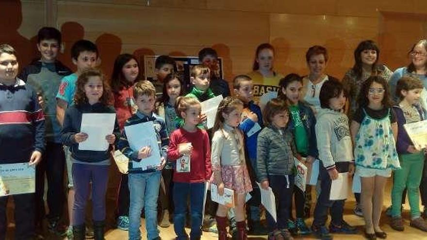 Los niños, con el Alcalde, la edil y la bibliotecaria, Nieves Fernández.