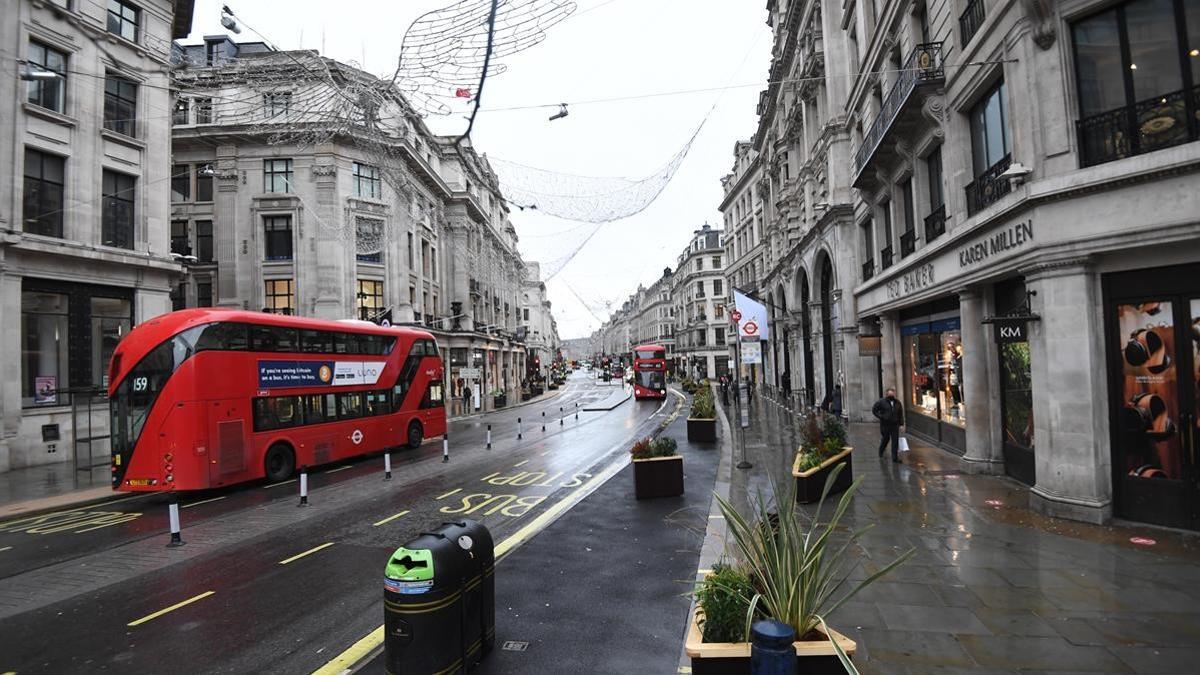 London (United Kingdom)  21 12 2020 - A deserted Regent street in London  Britain  21 December 2020  France has become the latest country to ban air and rail travel from the UK following news of the new variant Covid-19 that has spread rapidly across London and south-east England  (Francia  Reino Unido  Londres) EFE EPA FACUNDO ARRIZABALAGA