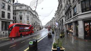London (United Kingdom)  21 12 2020 - A deserted Regent street in London  Britain  21 December 2020  France has become the latest country to ban air and rail travel from the UK following news of the new variant Covid-19 that has spread rapidly across London and south-east England  (Francia  Reino Unido  Londres) EFE EPA FACUNDO ARRIZABALAGA