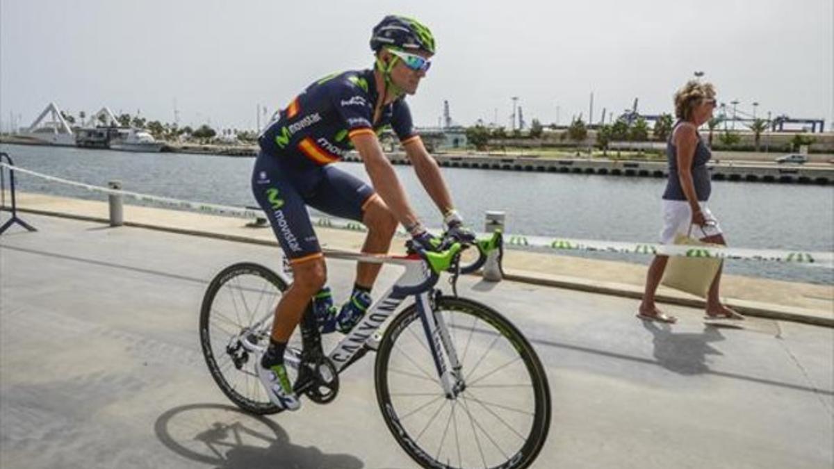 Alejandro Valverde rueda en Valencia, antes de la salida de la etapa de ayer.