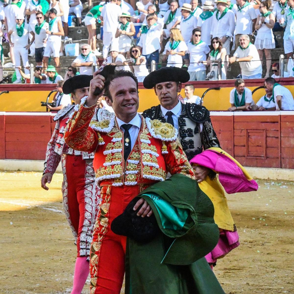 Antonio Ferrera pasea la oreja conquistada.
