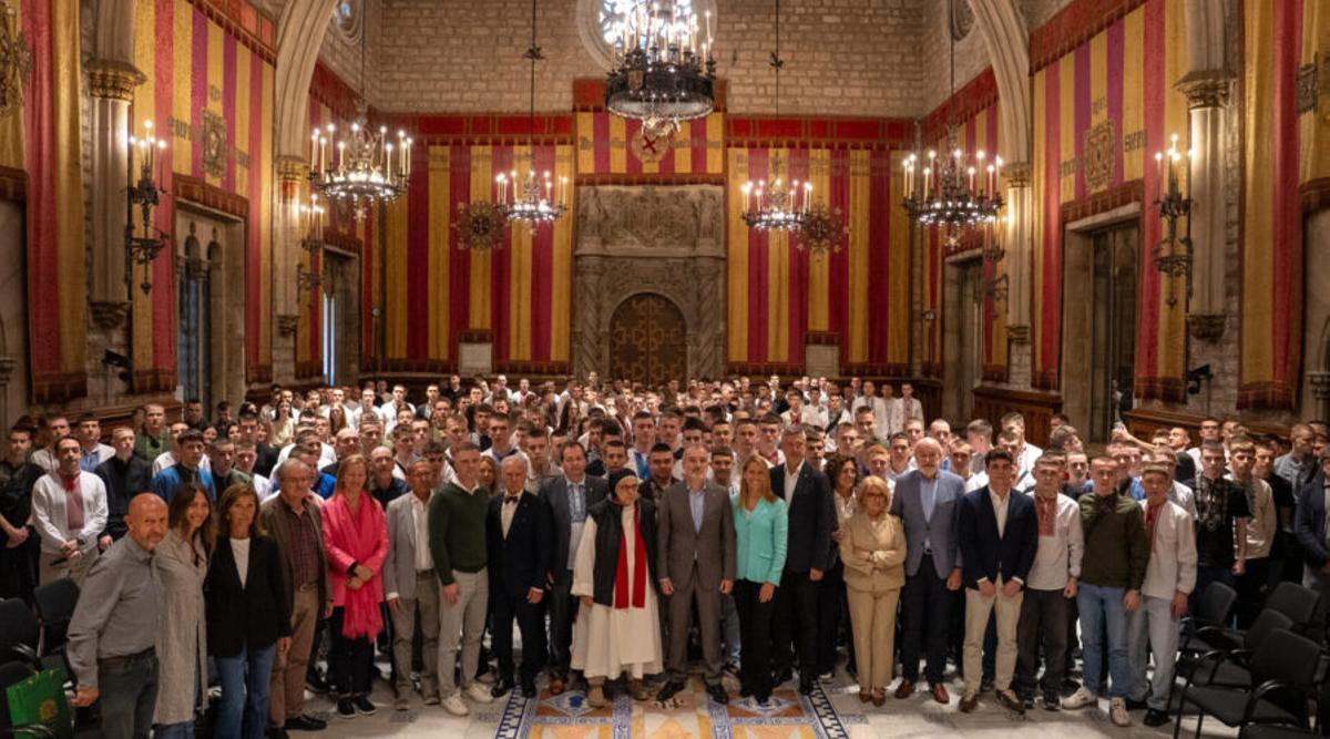 L'alcalde Jaume Collboni amb els joves d'Ucraïna
