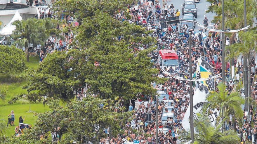 Una multitud acompaña a Pelé en su último paseo