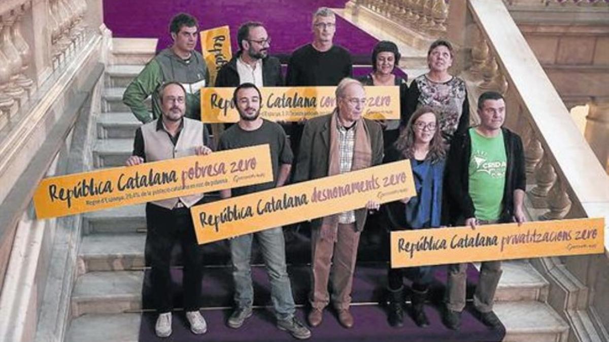 Los 10 diputados de la CUP, ayer por la tarde en el Parlament.