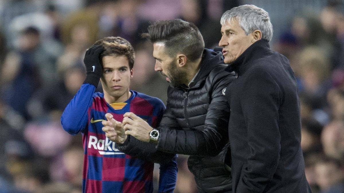 Quique Setien conversa con su segundo Eder Sarabia junto al canterano Riqui Puig