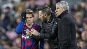 Riqui Puig escucha las instrucciones de Eder Sarabia, el ayudante de Quique Setién en el debut del cuerpo técnico en el Barça-Granada de enero.