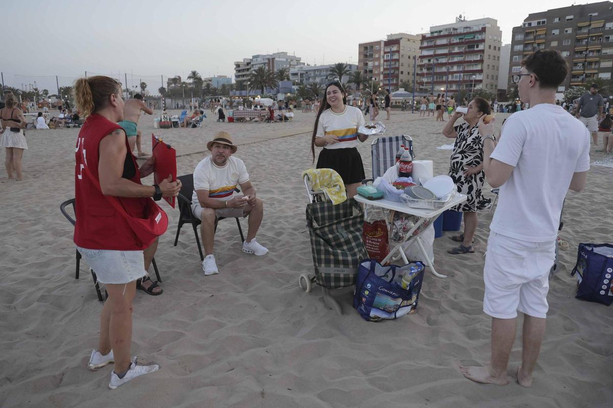 Las imágenes que ha dejado la Noche de San Juan sin hogueras en Sagunt