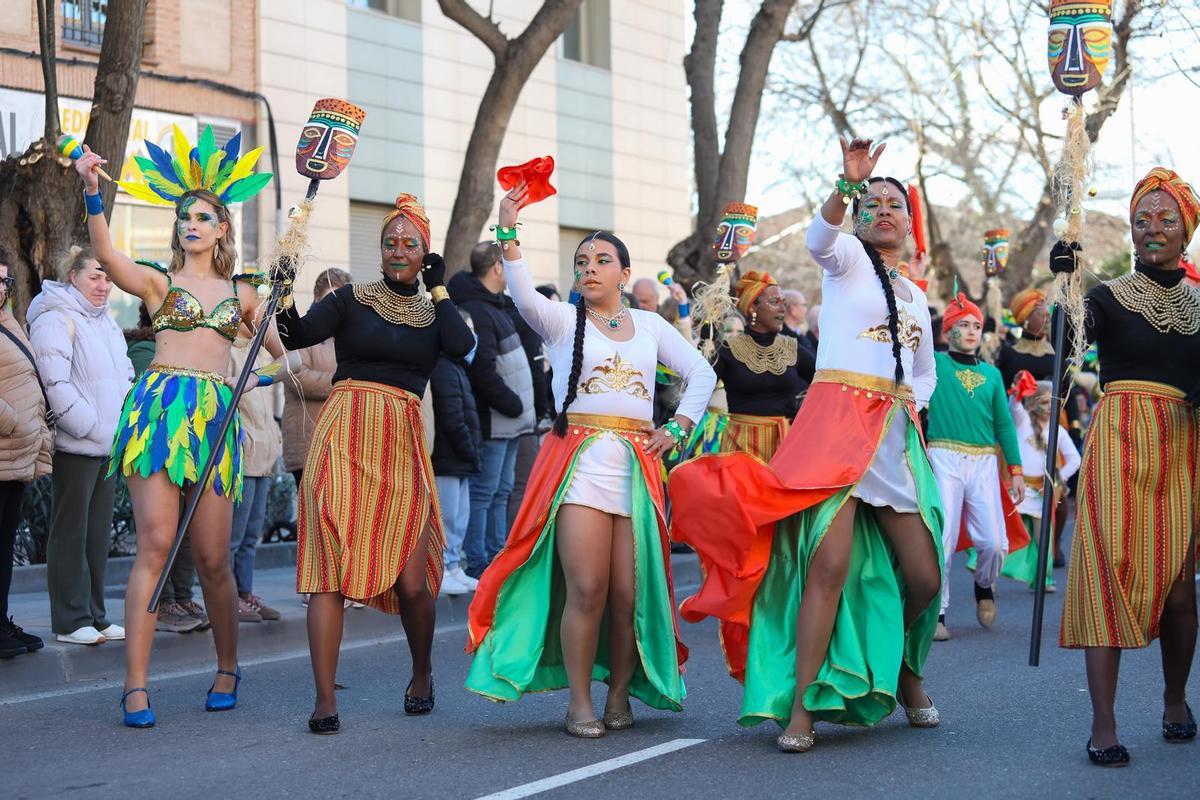 Miles de personas han vuelto a disfrutar del desfile de Carnaval de Toledo que ha llenado de color las calles de la ciudad