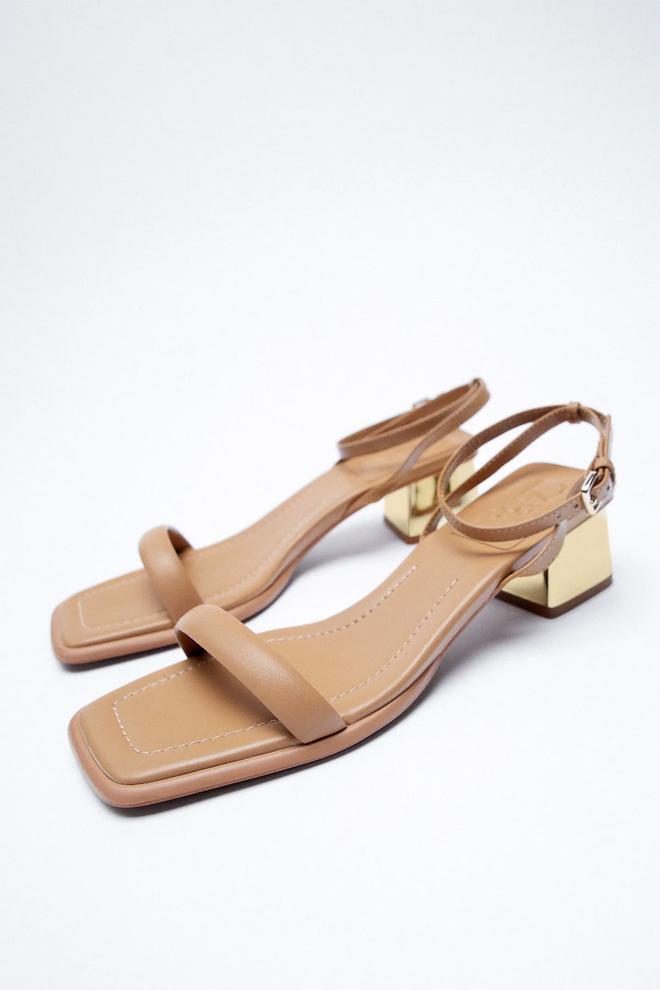 Sandalias de piel con tacón ancho metalizado, de los 'special prices' de Zara