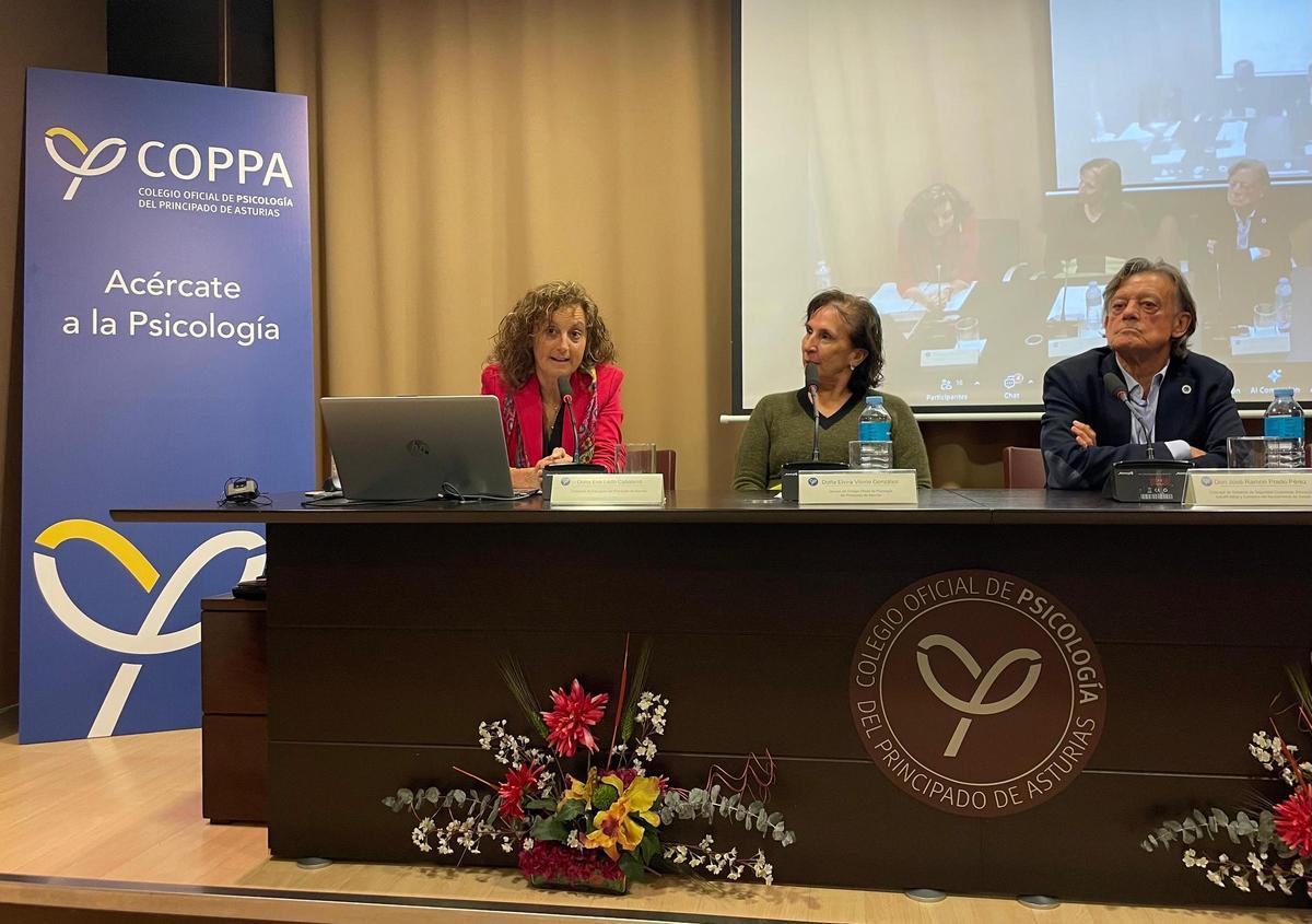La consejera de Educación, Eva Ledo; la decana del Colegio de Psicólogos de Asturias, Elvira Vilorio y el concejal de Seguridad Ciudadana de Oviedo, Javier Prado.
