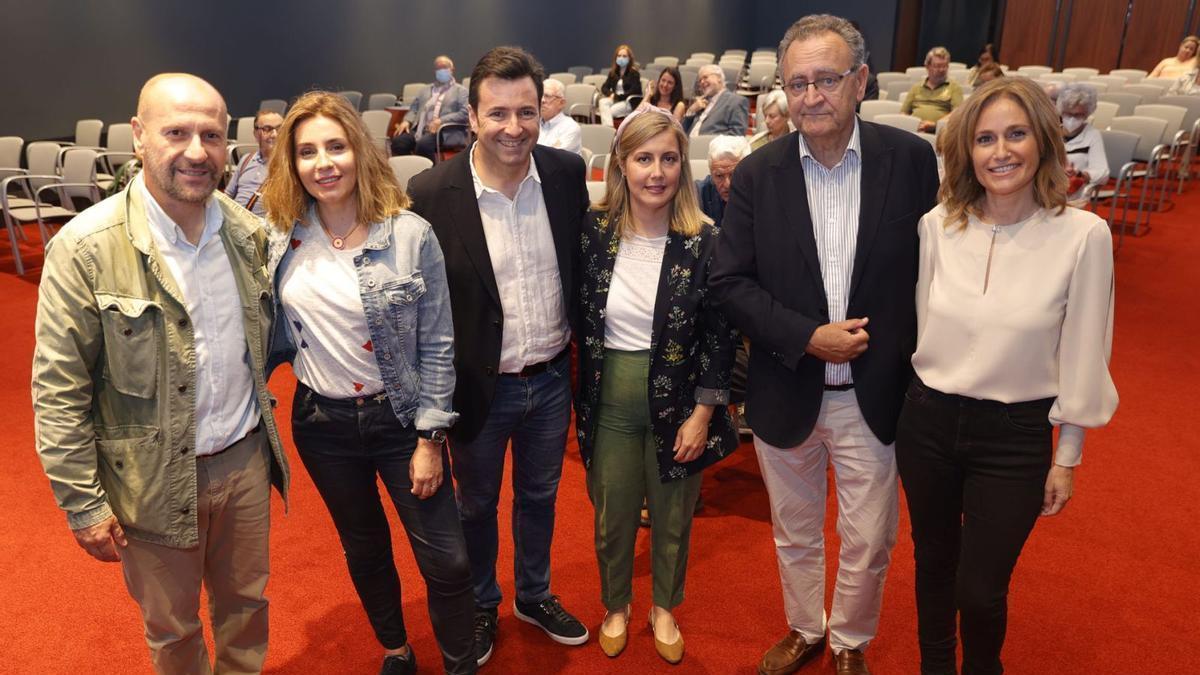 Por la izquierda, Celestino Varela (director general y artístico de la Ópera de Oviedo), Sabina Puértolas, Óliver Díaz, Sonia Fiestas (directora de Cárcaba Grupo), Juan García-Conde (vicepresidente de la Fundación Ópera de Oviedo) y Alicia Suárez Hulton, ayer, en el Club Prensa Asturiana. | Miki López