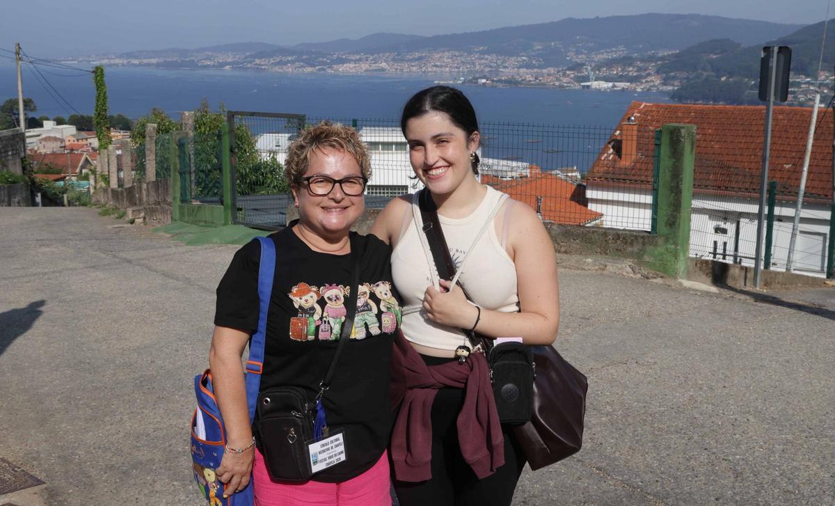 Patricia Estévez e Carmen Álvarez, voluntarias da Comisión de Festas de Chapela en Cidadelle, un sábado.