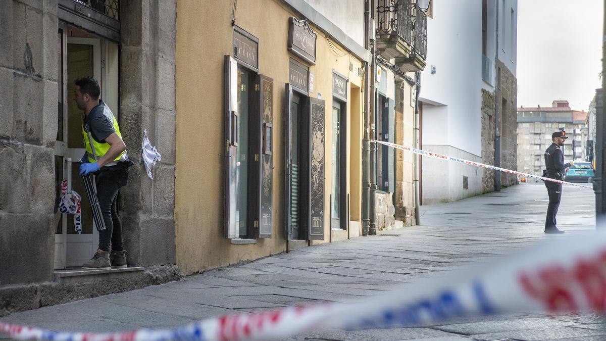 Un agente, durante la inspección ocular del lugar del crimen.