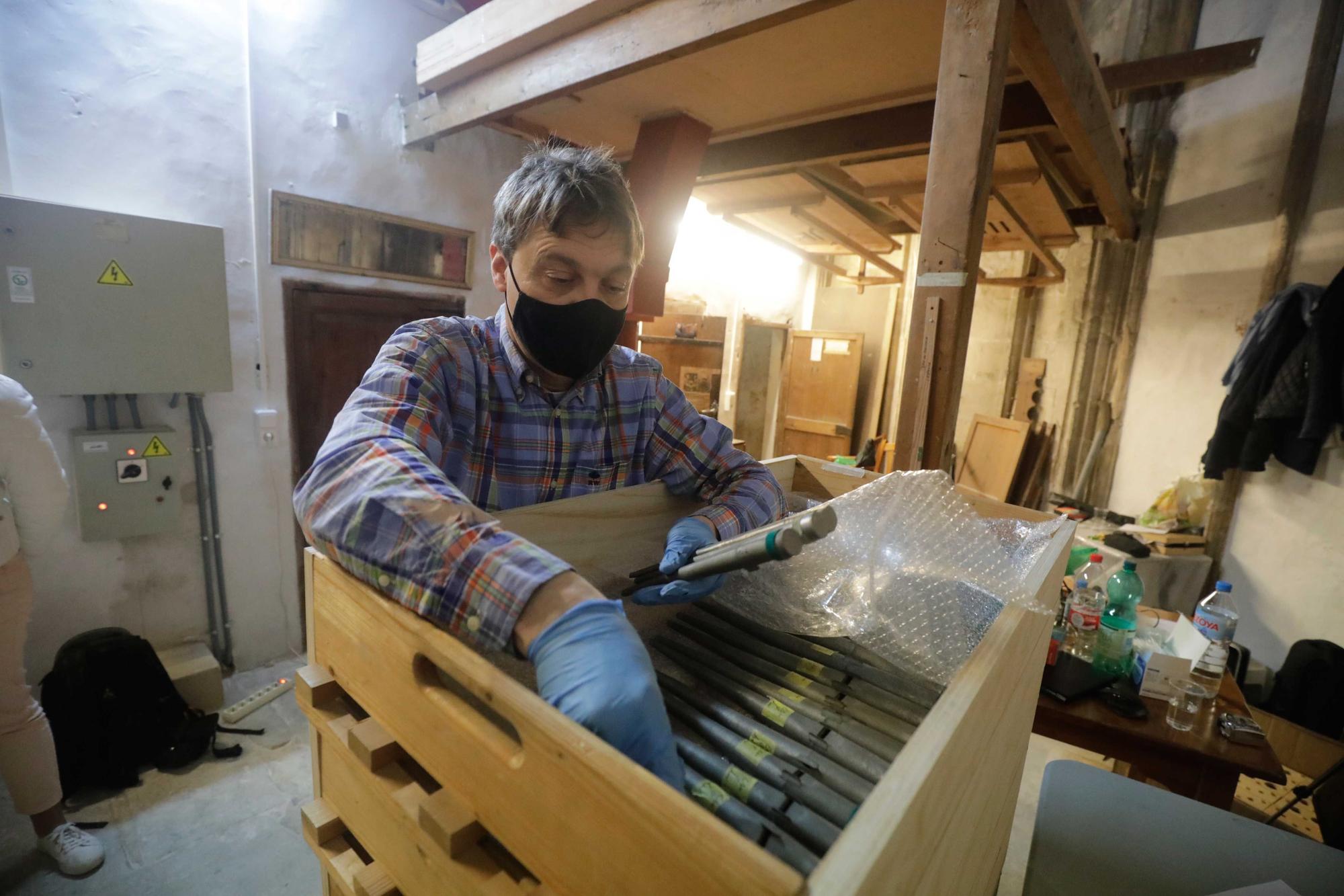 Los holandeses desmontan los 800 tubos del órgano de la Seu